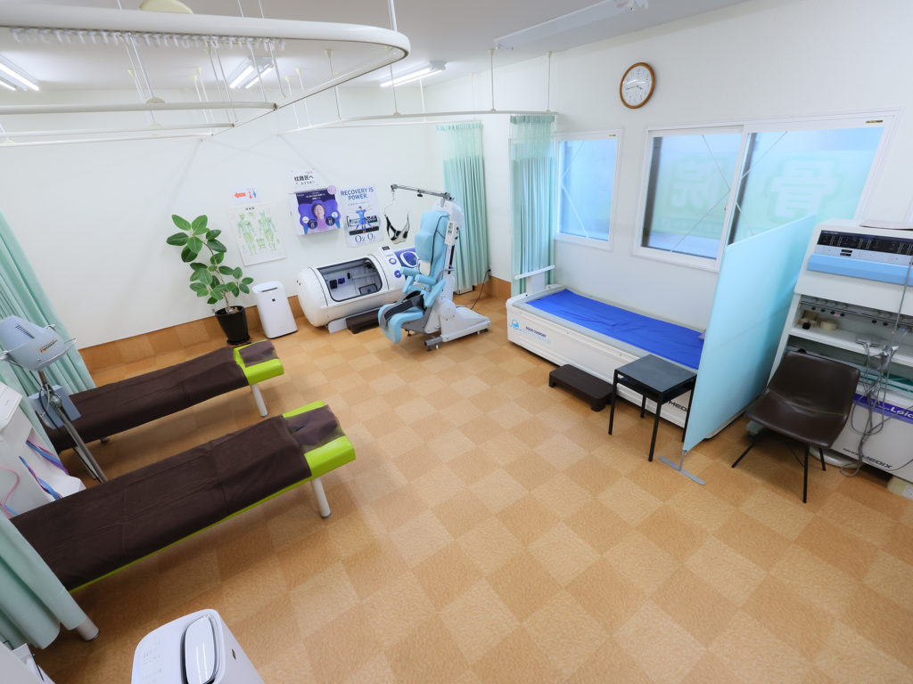 交通事故による身体の不調に対して施術を行う院内